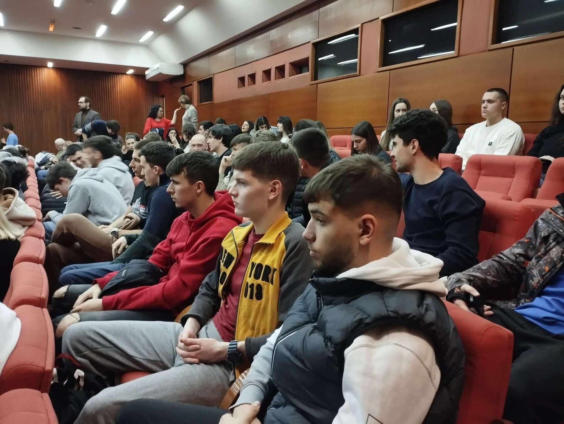 Матуранти 12. београдске гимназије на обележавању Дана Музеја жртава геноцида 2024. године Матуранти 12. београдске гимназије на обележавању Дана Музеја жртава геноцида 2024. године - Sputnik Србија, 1920, 24.06.2025