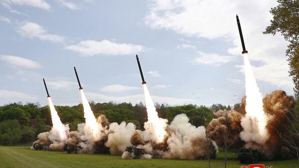 Severnokorejski lider Kim Džong Un nadgledao je vežbu ispaljivanja iz super-velikih višecevnih raketnih bacača koji su simulirali nuklearni kontranapad na neprijateljske ciljeve. - Sputnik Srbija