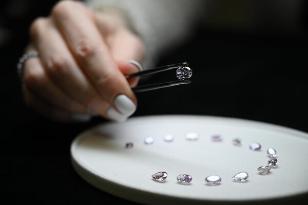 Kompanija je na aukciji prodala i veliki okrugli dijamant od 30 karata izuzetnog kvaliteta. - Sputnik Srbija