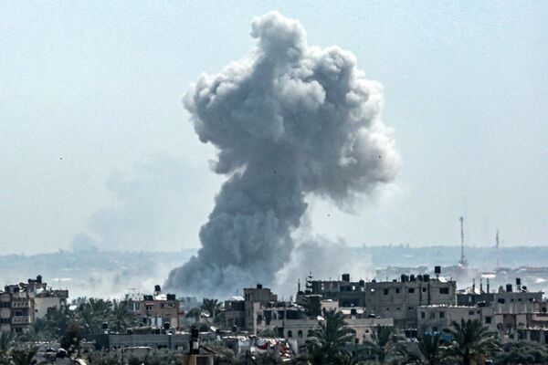 Дим након израелског бомбардовања северно од Нусеирата у централном Појасу Газе. - Sputnik Србија