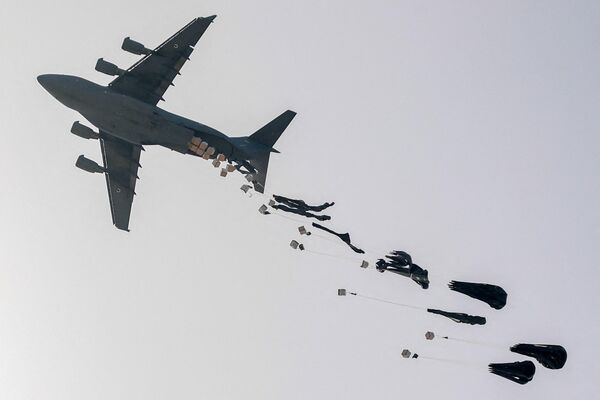 Vojno-transportni avion Vazduhoplovstva Ujedinjenih Arapskih Emirata baca pakete pomoći na severni Pojas Gaze. - Sputnik Srbija
