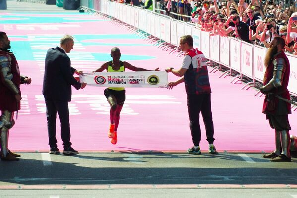 Победник 37. Београдског маратона, Кенијац Гилберт Чумба, до циља је стигао за 2:11;48 сати. Иако је готово 40 километара имао бољи пролаз од рекорда стазе који од 2006. године држи Џафет Косгеји (2:10;54), у последњих 2,5 километара му је пао темпо и скоро минут је каснио за најбољим остварењем икада у Београду. - Sputnik Србија