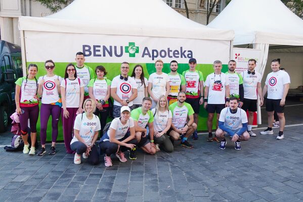 Beogradski maraton prilika je i za humanitarne akcije, pa je tako učešće u trci uzelo i 80 zaposlenih IT kompanije ASEE, u znak podrške dobrotvornoj organizaciji BELhospis. - Sputnik Srbija