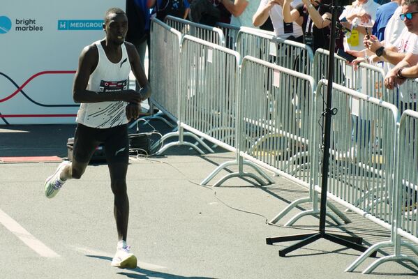 Треће место у маратону освојио је Кенијац Емануел Кипкогеји, који се на постоље попео са временом 2:20;41. - Sputnik Србија