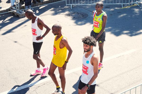 Mohamed El Gauzani iz Maroka je trijumfovao u polumaratonu. Pobedu je odneo rezultatom sat, pet minuta, 25 sekundi i iza sebe ostavio dva Kenijca -  Musau Vamba sa 1:05;43, i  Hilari Kimaja sa rezultatom 1:05;49. - Sputnik Srbija