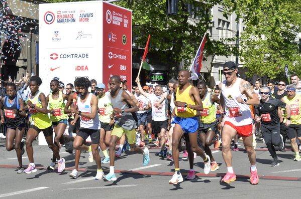 Učesnici polumaratona pretrčali su deonicu od 21,1 kilometra. - Sputnik Srbija