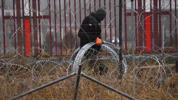 Пољски војник поставља жичану ограду на граници са Белорусијом - Sputnik Србија