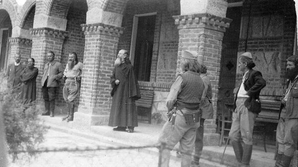 Sveti Justin Ćelijski se obraća vojnicima Jugoslovenske vojske u otadžbini leta 1944. godine u Manastiru Kalenić - Sputnik Srbija