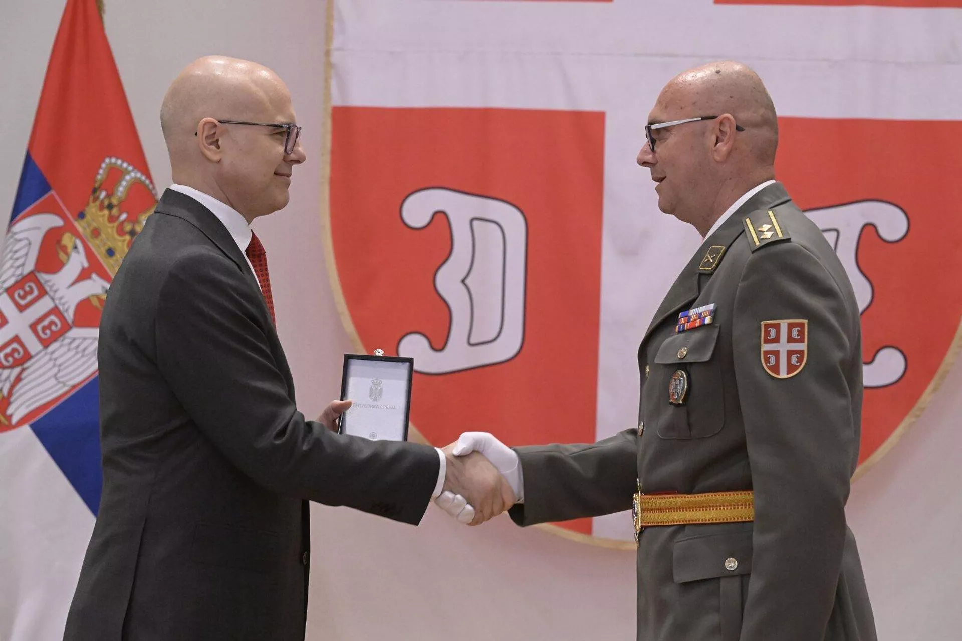 Министар одбране Милош Вучевић уручује Николићу Сребрни орден за заслуге Министар одбране Милош Вучевић уручује Николићу Сребрни орден за заслуге - Sputnik Србија, 1920, 30.04.2024