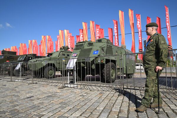 Посетилац поред трофејне технике, коју су руски војници запленили током Специјалне војне операције, на Поклоној гори у Москви. Изложба трофејног наоружања одржава се од 1. маја и траје до краја месеца, а посетиоци могу да погледају више од 30 примерака технике, произведене у Америци, Великој Британији, Немачкој, Француској, Турској, Шведској, Чехословачкој, Јужноафричкој републици, Финској, Аустралији, Аустрији и Украјини.  - Sputnik Србија