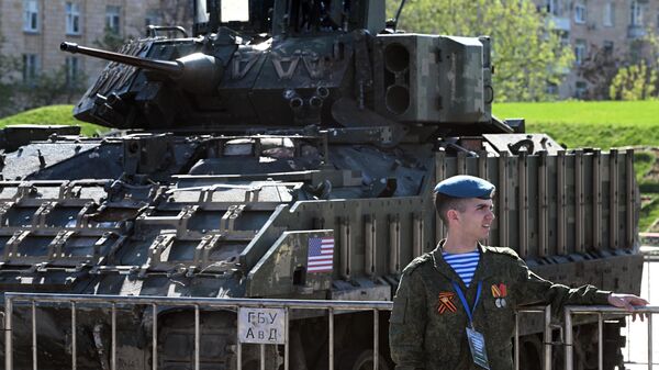 БМП М2 Bradley, захваченная российскими военнослужащими в ходе спецоперации, на Поклонной горе в Москве - Sputnik Србија