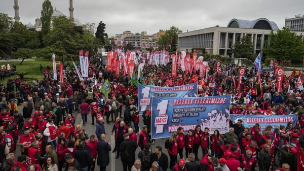 Члены профсоюза маршируют во время празднования Дня труда в Стамбуле, Турция - Sputnik Србија