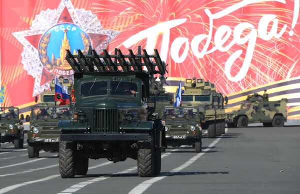Gardijski raketni minobacač „kaćuša“ u koloni vojne tehnike na probi parade u čast 79. godišnjice pobede u Velikom otadžbinskom ratu - Sputnik Srbija