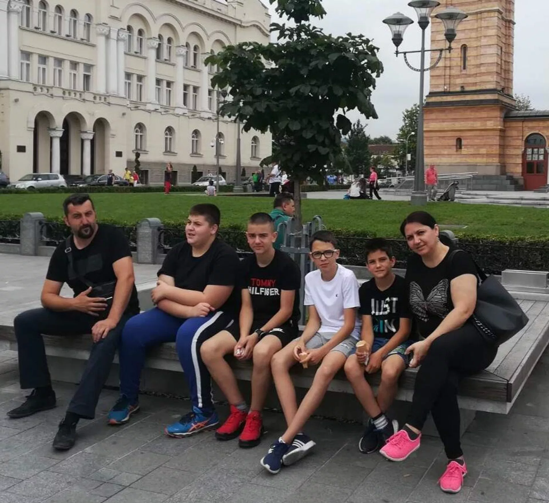 Драга успомена - породица Ловрић са своја два госта са Косова и Метохије у центру Бањалуке Драга успомена - породица Ловрић са своја два госта са Косова и Метохије у центру Бањалуке - Sputnik Србија, 1920, 05.05.2024