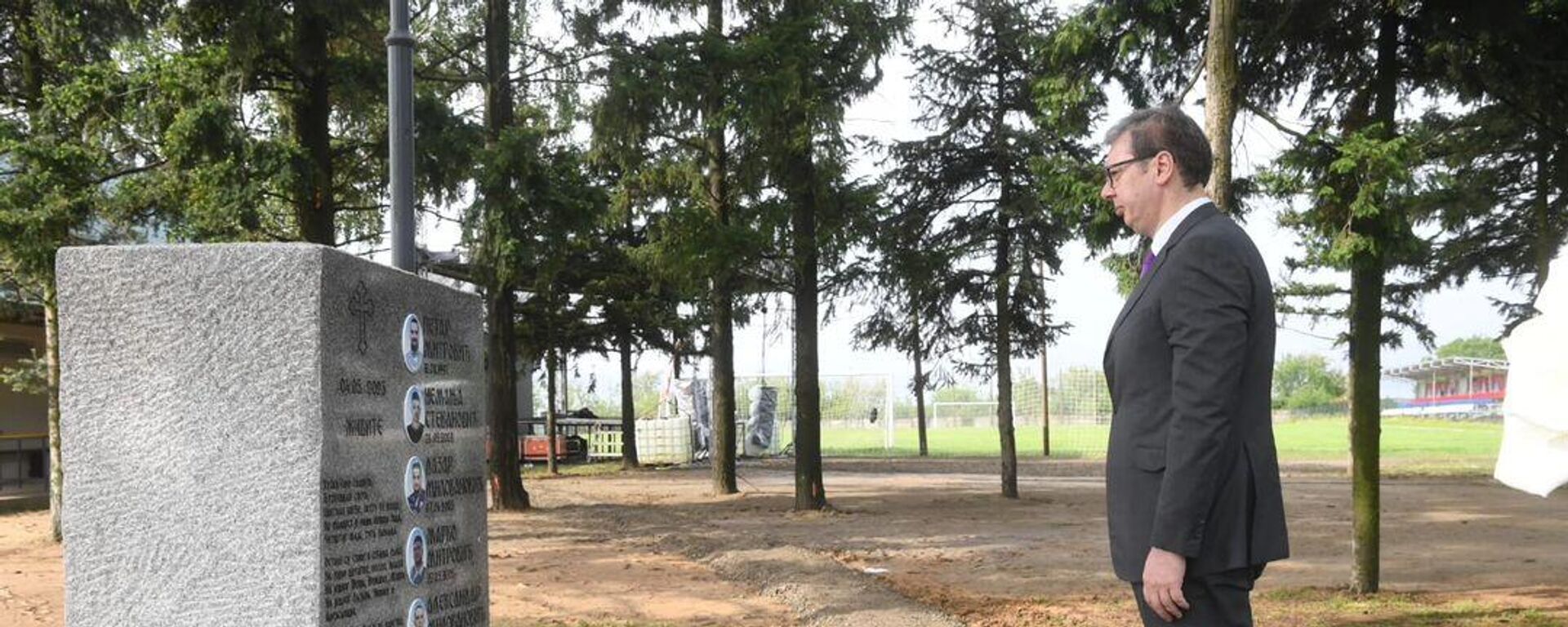 Predsednik Republike Srbije Aleksandar Vučić položio je danas cveće u spomen-parku u Malom Orašju Predsednik Republike Srbije Aleksandar Vučić položio je danas cveće u spomen-parku u Malom Orašju - Sputnik Srbija, 1920, 04.05.2024