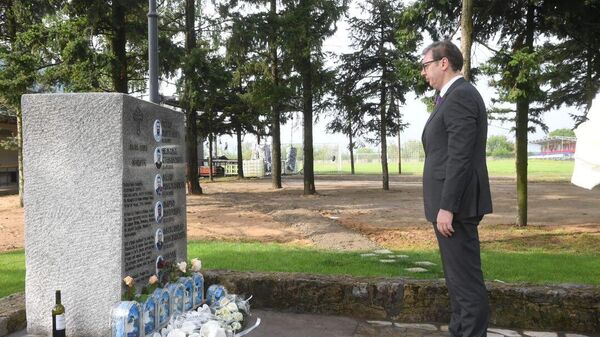 Председник Републике Србије Александар Вучић положио је данас цвеће у спомен-парку у Малом Орашју - Sputnik Србија