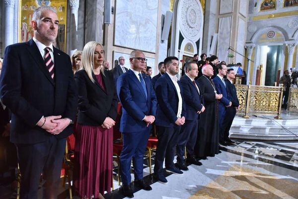 Ponoćnoj vaskršnjoj liturgiji prisustvovao je i veliki broj ministara u Vladi Srbije.  - Sputnik Srbija