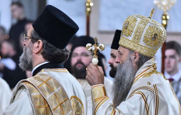 Patrijarh Porfirije se na kraju praznične arhijerejske liturgije   obratio vernicima i čestitao im Vaskrs. - Sputnik Srbija