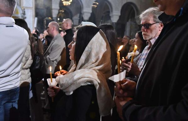 Ponoćnoj liturgiji u Hramu Svetog Save prisustvovao je veliki broj vernika. - Sputnik Srbija