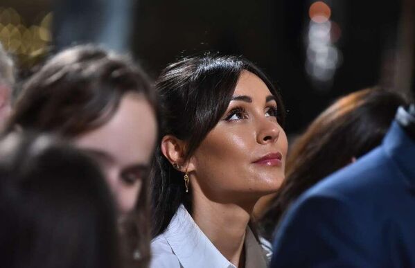 U Srbiji je običaj da vaskršnje slavlje počne odmah posle jutarnje službe, a tada se vernici pozdravljaju rečima Hristos Vaskrse-Vaistinu Vaskrse ili Hristos Voskrese-Vaistinu Voskrese. - Sputnik Srbija