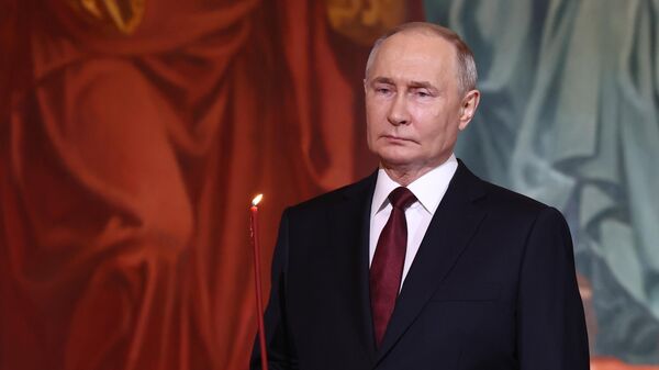 Predsednik Rusije Vladimir Putin na vaskršnjoj službi u hramu Hrista Spasitelja u Moskvi - Sputnik Srbija