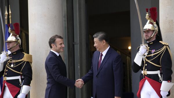 Lider Narodne Republike Kine Si Đinping i predsednik Francuske Emanuel Makron u Parizu - Sputnik Srbija