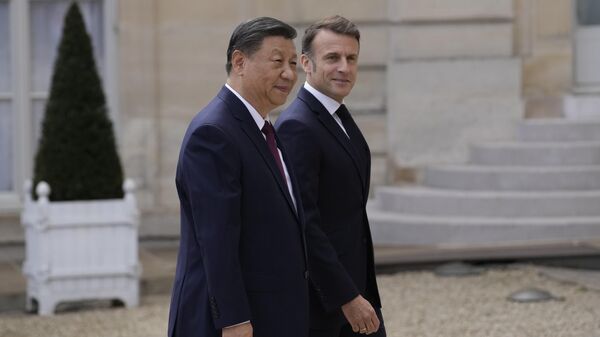 Кинески председник Си Ђинпинг и лидер Француске Емануел Макрон - Sputnik Србија