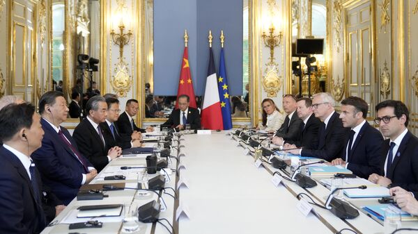 Кинески председник Си Ђинпинг са француским колегом Емануелом Макроном у Паризу - Sputnik Србија