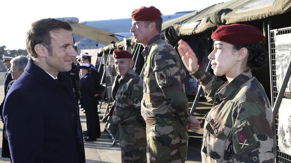 Солдат отдает честь президенту Франции Эммануэлю Макрону на авиабазе Мон-де-Марсан, Франция - Sputnik Србија