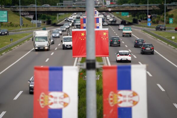 Дуж ауто-пута бандере су окићене заставицама две државе. - Sputnik Србија
