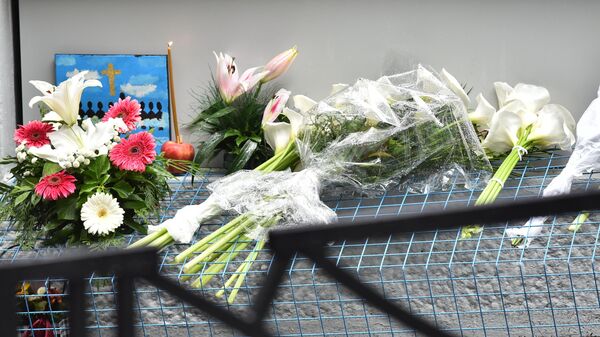 Buketi cveća ispred škole Vladislav Rribnikar - Sputnik Srbija