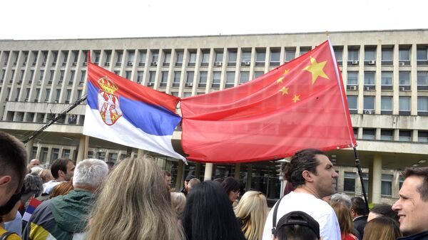 Дочек кинеског председника Си Ђинпинга на платоу испред Палате Србије - Sputnik Србија