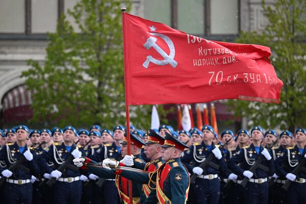 Barjak pobede iz Drugog svetskog rata na Paradi pobede u Moskvi - Sputnik Srbija