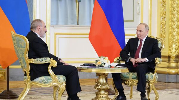 Премијер Јерменије Никол Пашињан и председник Русије Владимир Путин - Sputnik Србија