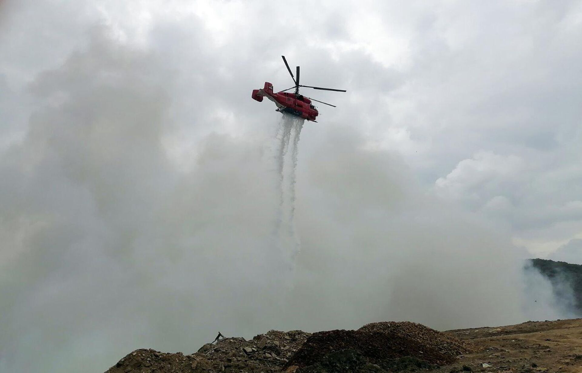 Helikopteri gase požar na deponiji Duboko kraj Užica - Sputnik Srbija, 1920, 09.05.2024