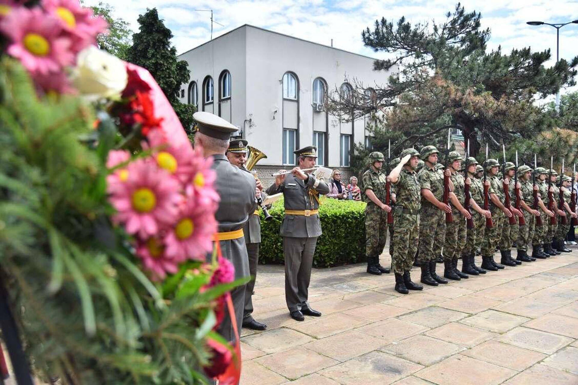 Интонирање српске и руске химне при полагању венаца за Дан победе у Другом светском рату - Sputnik Србија, 1920, 09.05.2024