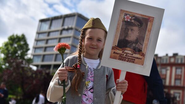 Devojčica na defileu u čast Dana pobede u Drugom svetskom ratu, Beograd - Sputnik Srbija