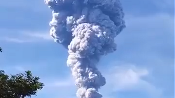 Ерупција вулкана Ибу у Индонезији - Sputnik Србија