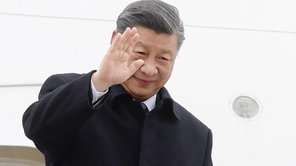 Chinese President Xi Jinping waves as he boards a plane - Sputnik Србија