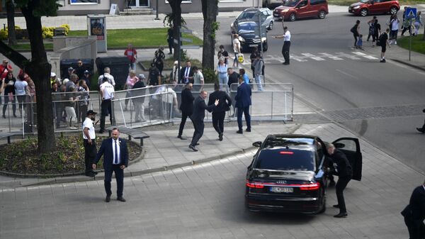 Телохранители увозят премьер-министра Словакии Роберта Фицо после покушения - Sputnik Србија
