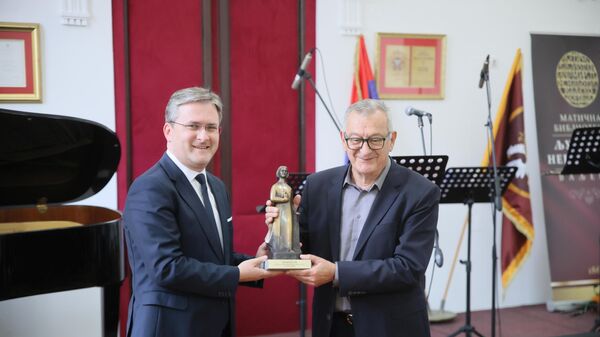 Ministar kulture Nikola Selaković uručio je pesniku Nikoli Vujčiću Književnu nagradu Desanka Maksimović  - Sputnik Srbija