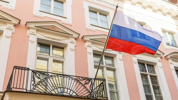 Ruska zastava na zgradi ambasade Rusije u Talinu - Sputnik Srbija