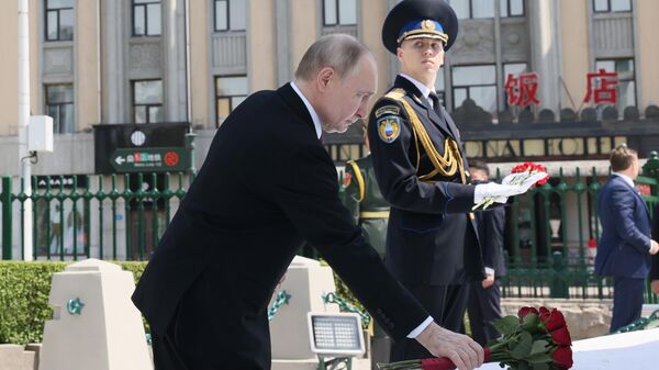 Putin polaže cveće na Spomenik Crvenoarmejcima u Harbinu - Sputnik Srbija