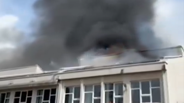 Mali maturanti podgoričke OŠ „Vlado Milić“, zapalili su krov te obrazovne ustanove. - Sputnik Srbija