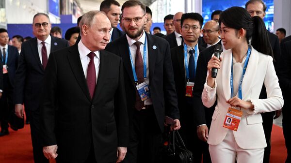 Президент России Владимир Путин осматривает выставку VIII Российско-китайского ЭКСПО в Харбине - Sputnik Србија