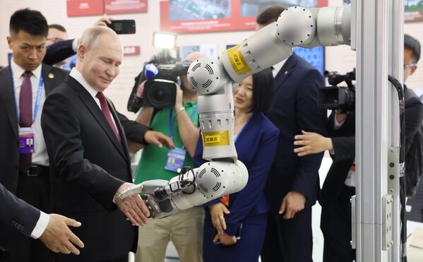 Putin na izložbi robotike na severoistoku Kine - Sputnik Srbija