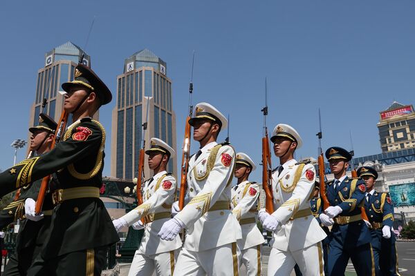 Почасна стража на церемонији полагања венаца на Споменик совјетским војницима погинулим у борбама за ослобођење Кине. - Sputnik Србија