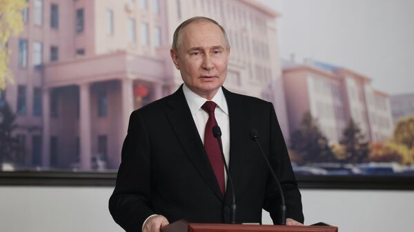 Ruski predsednik Vladimir Putin razgovara sa ruskim novinarima u Harbinu - Sputnik Srbija