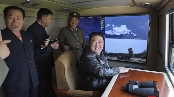 Ким Џонг Ун надгледа тестирање тактичких балистичких ракета са новим системом навођења - Sputnik Србија
