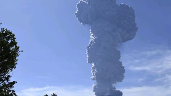 Erupcija vulkana na indonežanskom ostrvu. - Sputnik Srbija